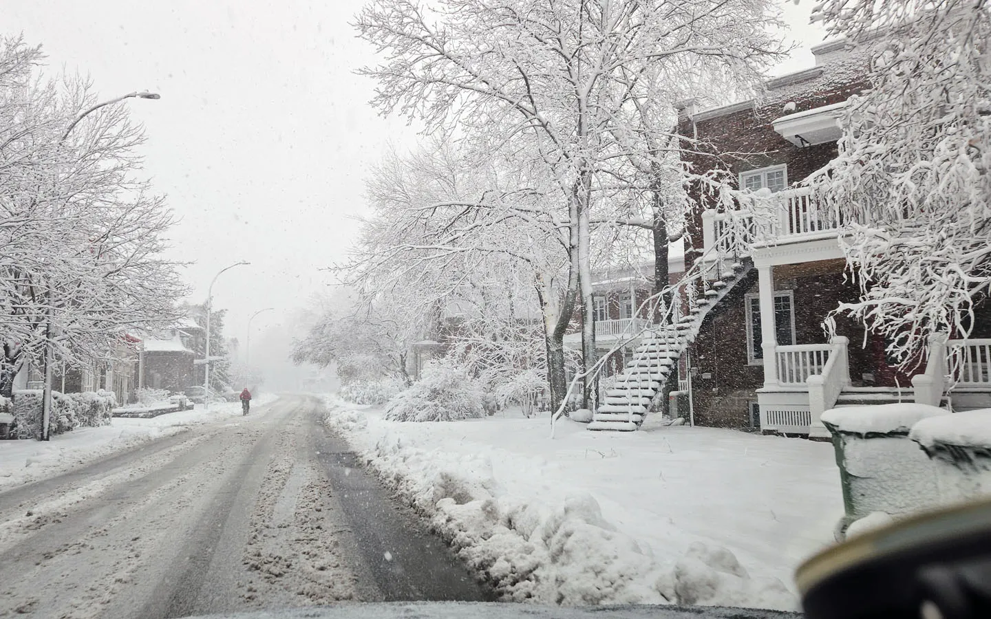 Dia comum num bairro residencial em Montreal durante o inverno. 