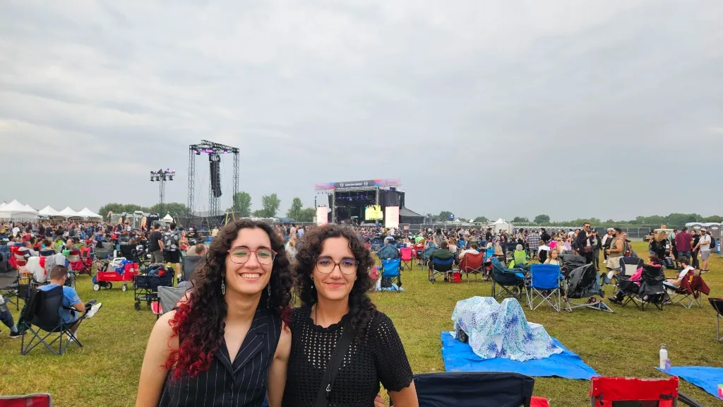 As meninas curtindo os shows e a estrutura dentro do festival